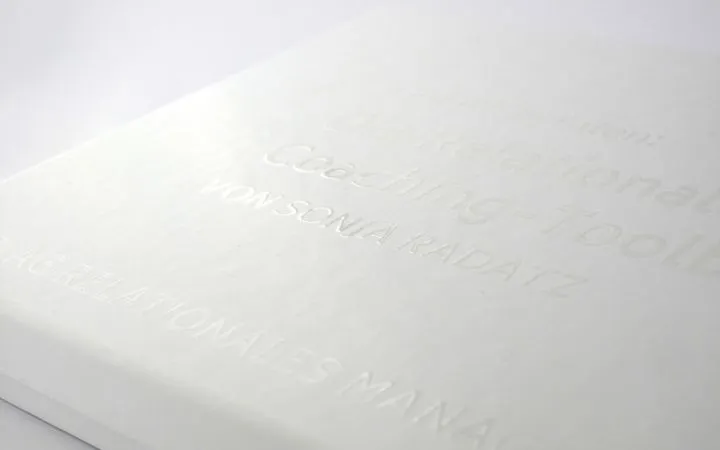 Microembossing in weiß Microembossing in weiß