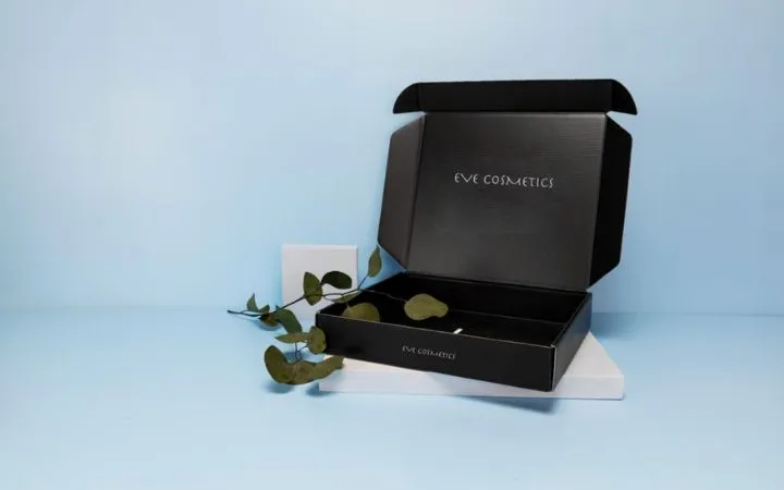 Schwarzer Klappkarton für minimalistisches Design Schwarzer Klappkarton für minimalistisches Design