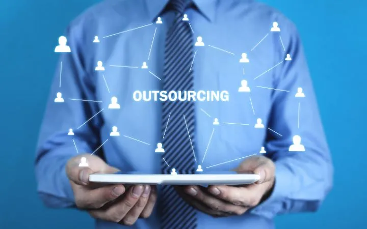 Outsourcing - Mann hält Tablet in den Händen Outsourcing - Mann hält Tablet in den Händen