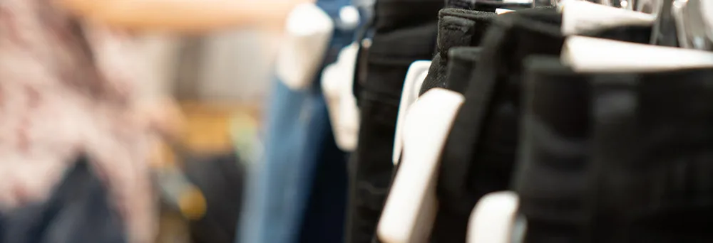 Mechanische Sicherungsetiketten an Hosen Mechanische Sicherungsetiketten an Hosen