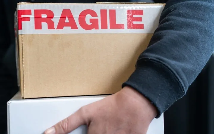 Fragile Etikette