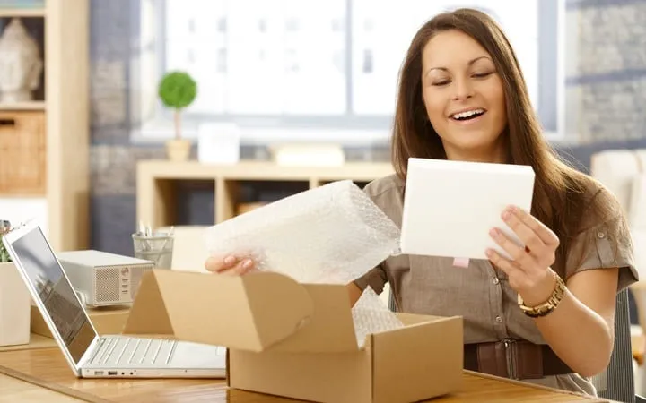 Schachtel aus Naturkarton mit Packhilfsmittel