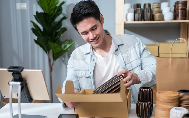 Ragazzo che apre un pacchetto