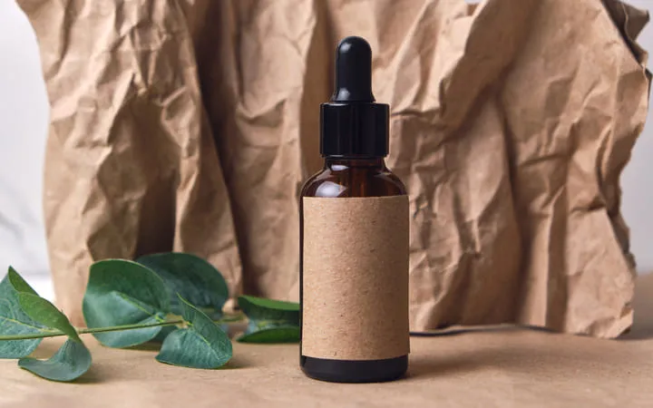 Papieretikett auf einer Glasflasche Papieretikett auf einer Glasflasche