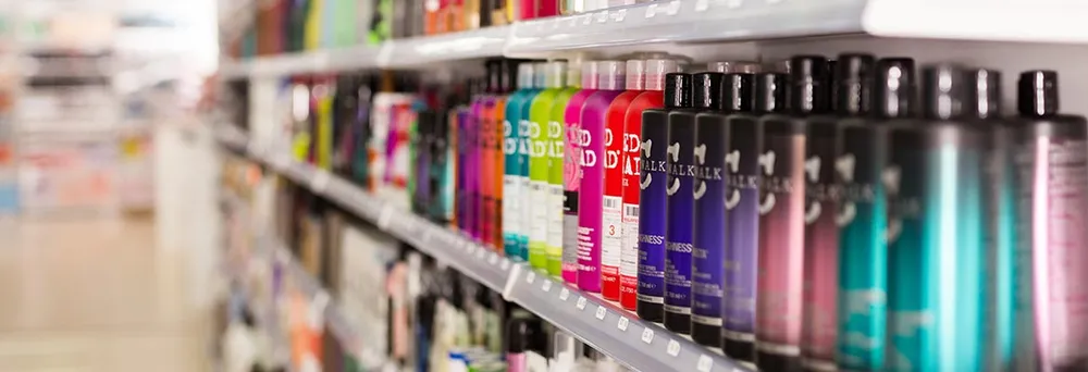 Prodotti su scaffale con etichette in pellicola