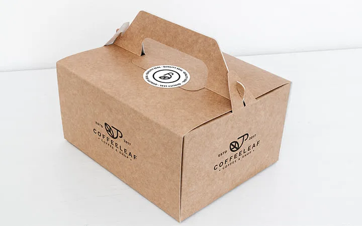 Etichetta bianca come chiusura di una scatola in cartone