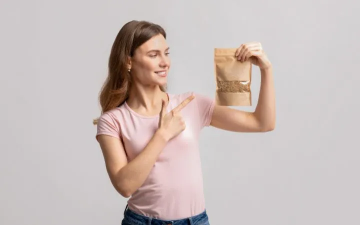 Frau hält Beutel aus Kraftpapier Frau hält Beutel aus Kraftpapier